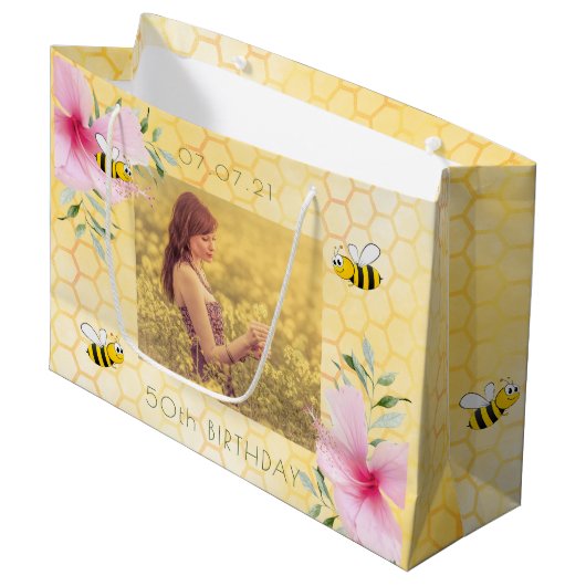 イエローハニカムピンク花模様写真50歳 ラージペーパーバッグ (正面アングル)