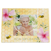 イエローハニカムフォトピンク花模様80歳の誕生日 ラージペーパーバッグ (正面)