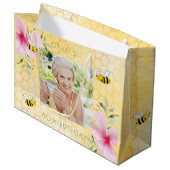 イエローハニカムフォトピンク花模様80歳の誕生日 ラージペーパーバッグ (正面アングル)