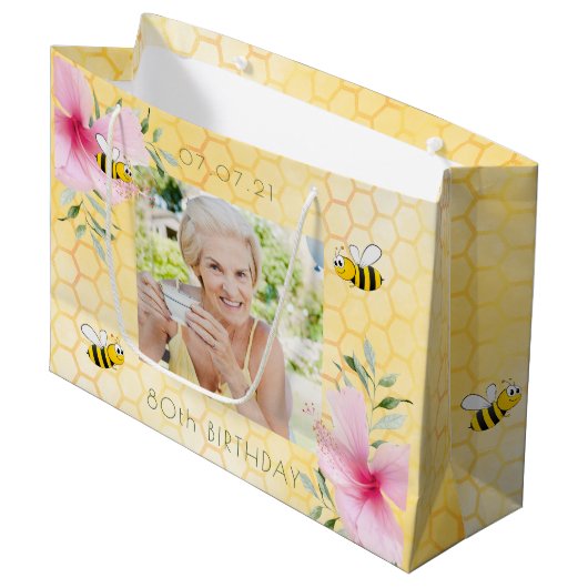 イエローハニカムフォトピンク花模様80歳の誕生日 ラージペーパーバッグ (正面アングル)