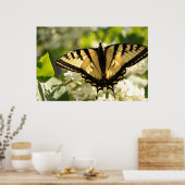 イエローバタフライオン薄紫プリント ポスター (キッチン)