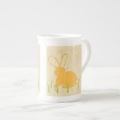 イエローバニーとグリーングラスby Chariklia Zarris ボーンチャイナマグカップ (正面右)