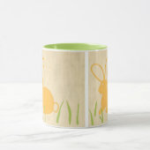 イエローバニーとグリーングラスby Chariklia Zarris マグカップ (中央)