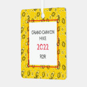 イエローバンダナレッド白カスタム色ハイキング写真情報 メタルオーナメント (正面左)