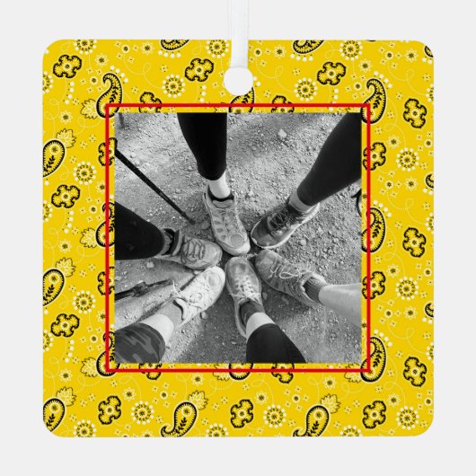 イエローバンダナレッド白カスタム色ハイキング写真情報 メタルオーナメント (裏面)