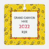 イエローバンダナレッド白カスタム色ハイキング写真情報 メタルオーナメント (正面)