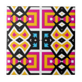 イエローピンク鮮やかモザイク幾何学模様パターン(の模様が)ある タイル (正面)