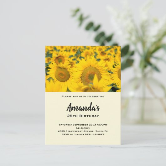 イエローフィールドのひまわり誕生日 インビテーションポストカード (スタンド正面)