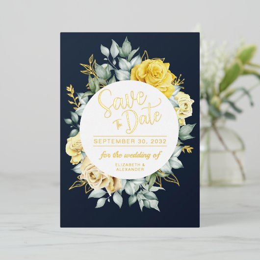 イエローフラワーの上品なネイビーブルーの結婚式のSave Date 箔招待状 (立ち正面)