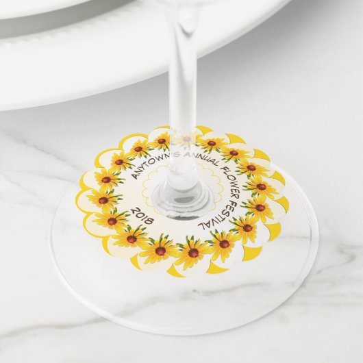 イエローブラックアイドスーザン花の写真サークル ワイングラスタグ (クローズアップ)