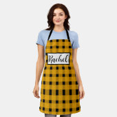 イエローブラックギンガパーソナライズされたム エプロン (着用した状態)