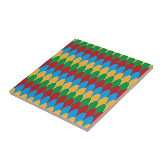 イエローブルーグリーンとレッドジオメトリックスキャロップ タイル (側面)