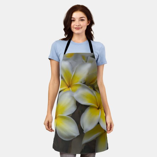 イエロープルメリア、ハワイフラワー エプロン (着用した状態)
