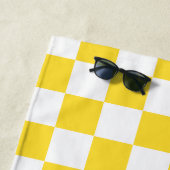 イエローホワイトチェック市松模様にチェッカーボードパターン ビーチタオル (インサイチュ)