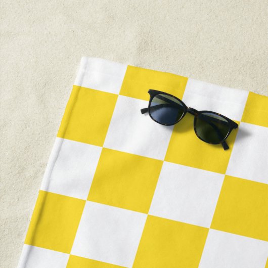 イエローホワイトチェック市松模様にチェッカーボードパターン ビーチタオル (インサイチュ)