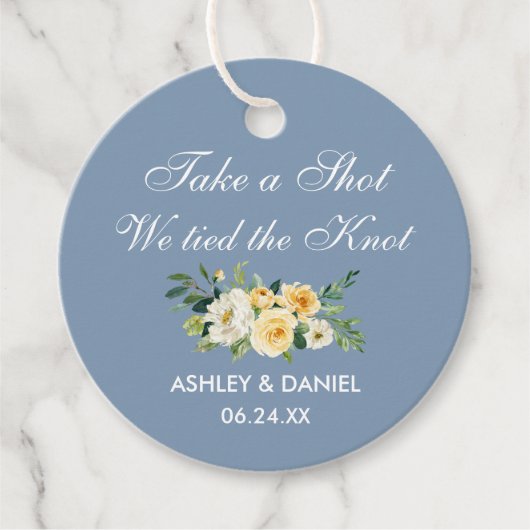イエローホワイトフローラ結婚ズダスティブルーボトルラベル フェイバータグ (正面)