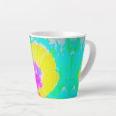 イエローポピーとホットピンクセンターターコイズ カフェラテマグ (右アングル)