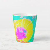 イエローポピーとホットピンクセンターターコイズ カフェラテマグ (正面)