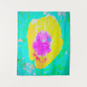 イエローポピーとホットピンクセンターターコイズ タペストリー (正面)