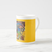 イエローメタコグネイティブ抽象芸術カラフル顔 ボーンチャイナマグカップ (正面右)