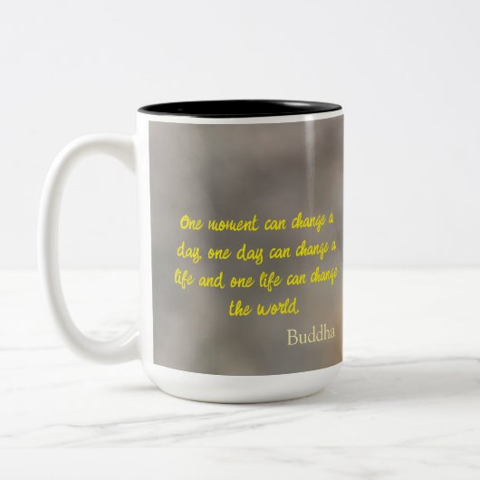 イエローメドウバターカップフラワーブッダ引用文 ツートーンマグカップ (左)