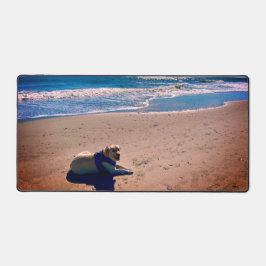 イエローラブラドールオンザサンディビーチ クール デスクマット