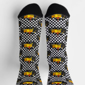 イエローレースカー – チェッカーボードスポーツ ソックス (上部)