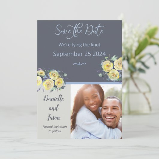 イエローローズオンネイビーフォトセーブザデート 案内状 (スタンド正面)