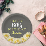 イエローローズフラワーフローラ60誕生日 ペーパープレート<br><div class="desc">黄色バラ花フローラ60誕生日プレート。美しい黄色のバラ。背景は黒板灰色。文字は白と黄色の色で、簡単にカスタマイズ可能 – あなたの名前と年齢でカスタマイズ。女性の60歳の誕生日パーティーにぴったりだ。</div>