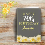 イエローローズフラワーフローラ70th誕生日カード カード<br><div class="desc">黄色いバラの花フローラ70番目の誕生日カード。美しい黄色いバラ。背景は黒板灰色。文字は白と黄色の色で、簡単にカスタマイズ可能で、名前、年齢、文字を入れてカスタマイズしたり消したりできます。70歳の女性に祝最適です。</div>