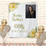 イエローローズフローラ60th Birthday Party写真 タペストリー<br><div class="desc">イエローローズフローラ60thバースデーパーティー写真バックドランドタペストリー。誕生日フローラナプキンと美しい黄色のバラと熱帯離れの。60歳の誕生日祝の女性に最適。名前、年齢、写真を追加。</div>