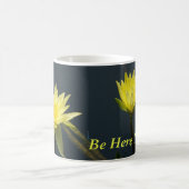 イエローロータス《植物》スイレン コーヒーマグカップ (中央)