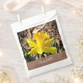 イエロー春ダッフォディルインザガーデン名前をカスタムする フェイバーバッグ (クリップ留めされた状態)