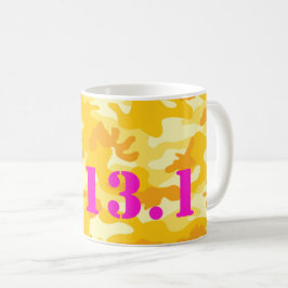 イエロー迷彩柄ホットピンク13.1ハーフマラソ走ンおもしろい コーヒーマグカップ