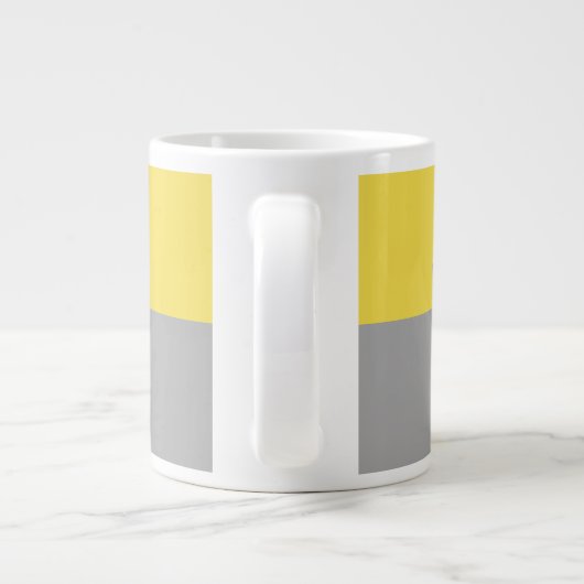 イエロー&グレーモダンイニシャルモノグラム ジャンボコーヒーマグカップ (裏面)