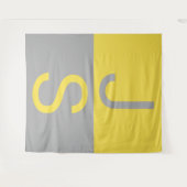 イエロー&グレーモダンイニシャルモノグラム タペストリー (正面(横))