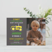 イエロー&ブラックトラクター誕生日招待状 招待状 (スタンド正面)