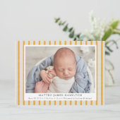 イエロー&ベージュファームハウスリネンストライプズ写真誕生 案内状 (スタンド正面)