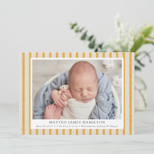 イエロー&ベージュファームハウスリネンストライプズ写真誕生 案内状 (スタンド正面)