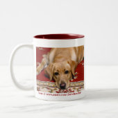 イエロー・ラブラドール・レトリーバーのマグ ツートーンマグカップ (左)