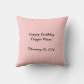 イエロー・ラブラドール・レトリーバーを持つハッピーバースデーの小犬のお母さん クッション (裏面)