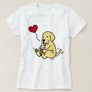 イエロー・ラブラドール・レトリーバーリッキングアイスクリームと赤い Tシャツ
