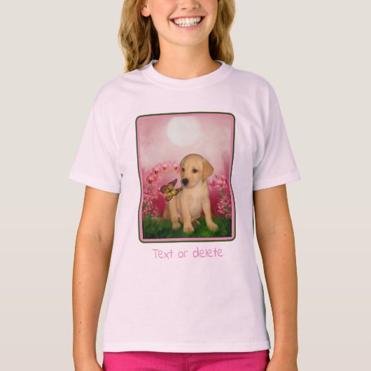 イエロー・ラブラドール・レトリーバー子犬バタフライリーブラワーズドッグアート Tシャツ (正面)