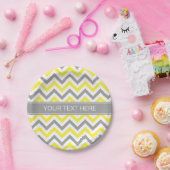 イエローDkグレーホワイトLGシェブロングレーネームモノグラム ペーパープレート (パーティー)