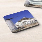 イオス、ギリシャ。美しくてきびきびした、白く、 コースター (左側)