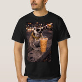 イカしたマンゴースがアイスコーヒーを飲む面白い動物デザイン  Tシャツ (正面)