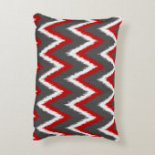 イカットのストライプシェブロン – 赤、白、灰色/灰色 アクセントクッション (裏面(縦))