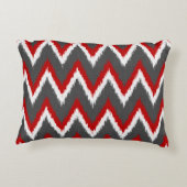イカットのストライプシェブロン – 赤、白、灰色/灰色 アクセントクッション (裏面)