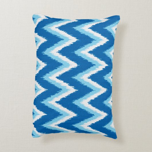イカットのストライプシェブロン – Cobalt, Sky Blue and White アクセントクッション (裏面(縦))