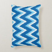 イカットのストライプシェブロン – Cobalt, Sky Blue and White アクセントクッション (正面(垂直))